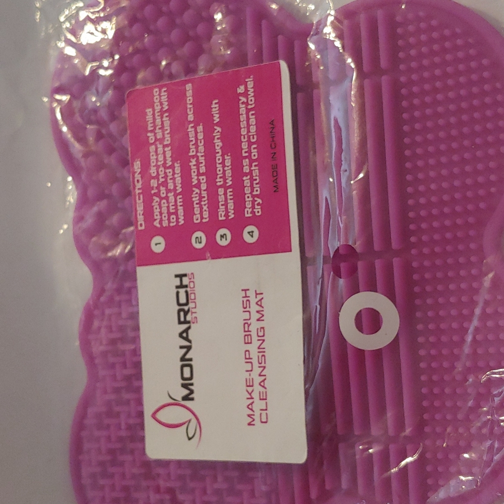 Makeup brush cleansing mat pad